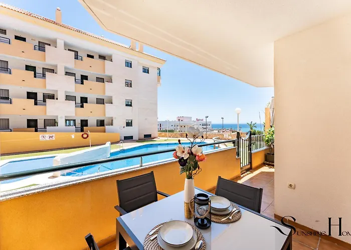 Elegant 2 Bed 2 Bath Apartment, Pool, Views, Parking