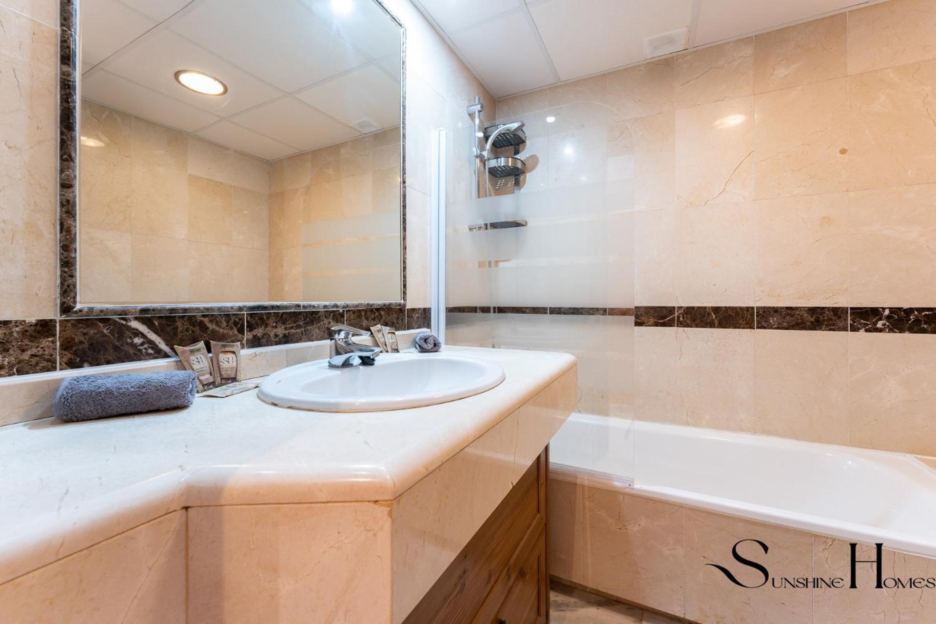 Apartment Elegant 2 Bed 2 Bath Apartment, Pool, Views, Parking Benalmadena