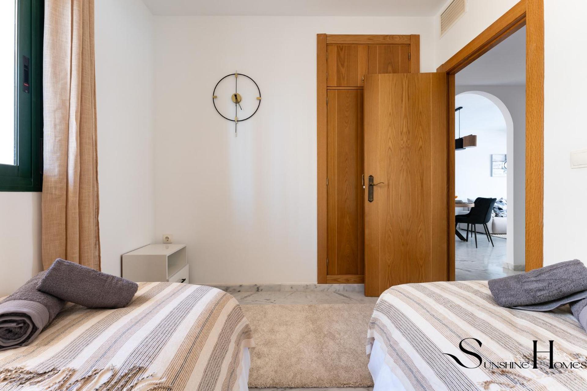 Elegant 2 Bed 2 Bath Apartment, Pool, Views, Parking Apartamento Benalmádena
