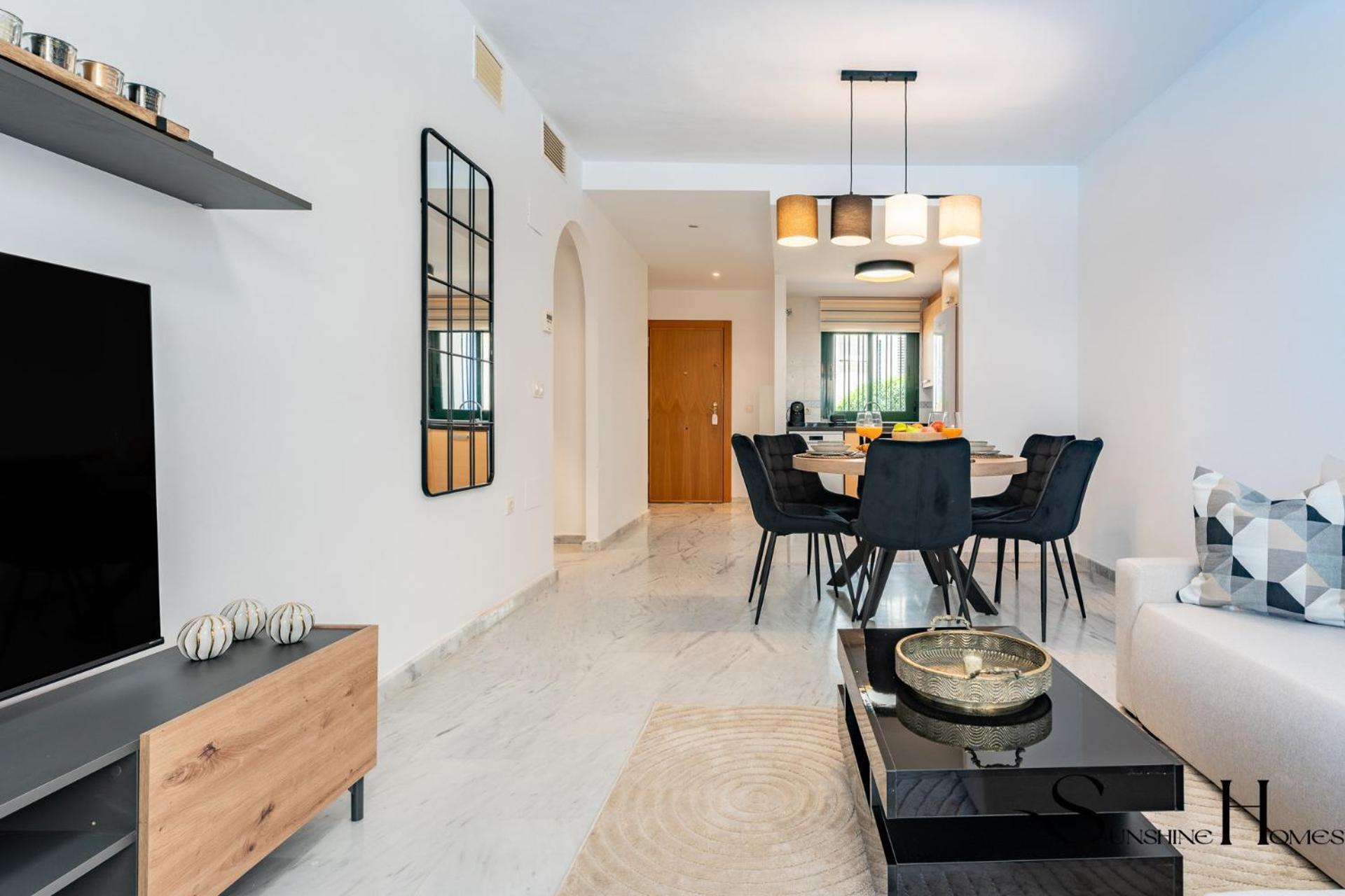Elegant 2 Bed 2 Bath Apartment, Pool, Views, Parking Apartamento