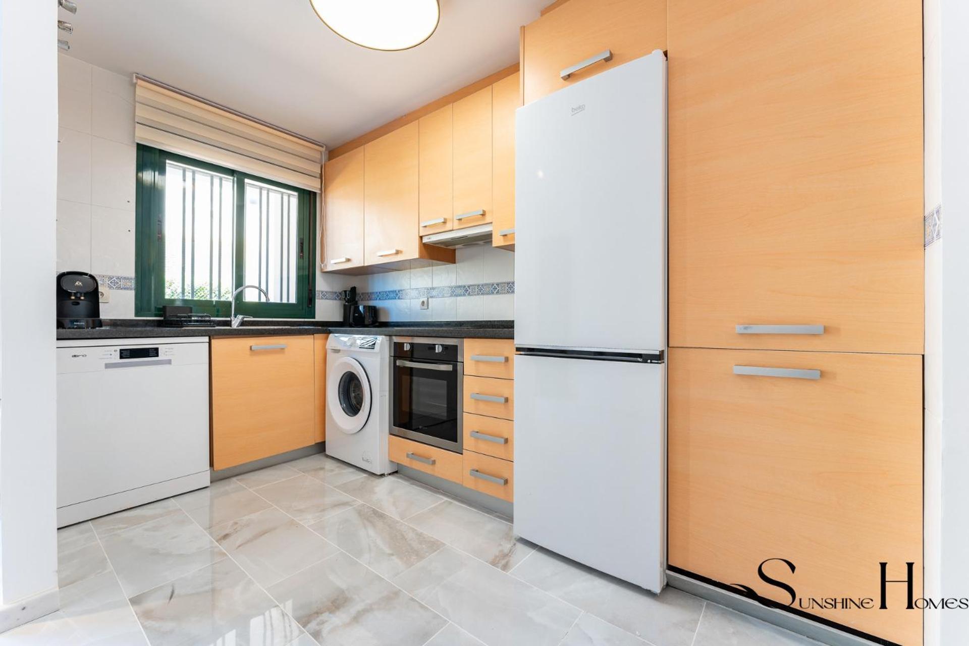 Elegant 2 Bed 2 Bath Apartment, Pool, Views, Parking Apartamento